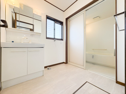 洗面台には三面鏡タイプを採用しました。身だしなみを整えやすい事はもちろんですが、鏡の後ろに収納スペースを設ける事により、散らかりやすい洗面スペースをすっきりさせる事が出来るのも嬉しいですね。