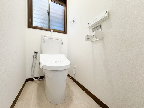 白色に統一されたトイレは清潔感に満ち溢れております。吊戸棚が設置されているためトイレットペーパーのストックや、掃除用品の収納に困りません。