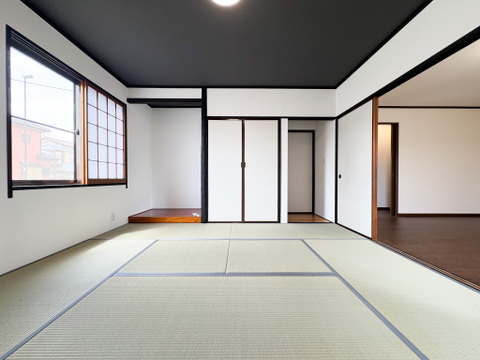 高い天井のゆったりとした空間です。床の間からは和の風情を感じます。