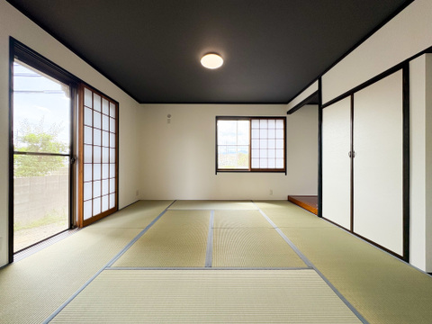 押し入れ収納もあり、敷布団などの大きなものも収納可能です。