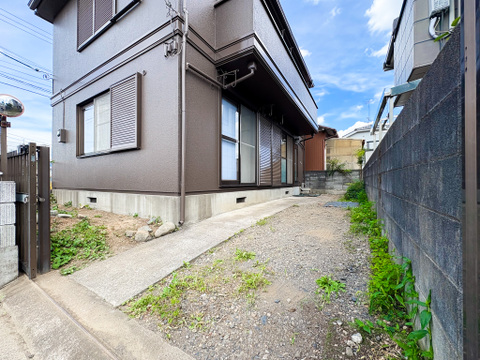様々な用途でお使いいただける広々とした日当たりの良いお庭がございます。お子さんの遊び場だったり、ガーデニングなどもお楽しみいただけます。