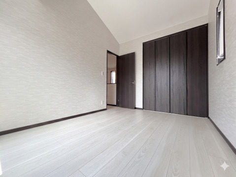 ゆとりある広さの居室は、家具の配置がしやすく使い勝手の良い空間です。採光も良好で、生活スタイルに合わせて自由にレイアウトできます。