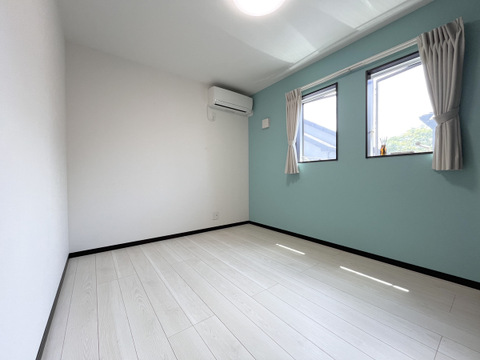 明るく広々とした子供部屋。採光が良好で勉強に集中しやすい環境が整っています。成長に合わせてレイアウトを変えやすい使い勝手の良い空間でございます。
