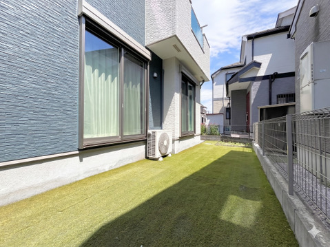 広々とした庭スペースは、お子様が遊ぶ場所や家庭菜園など多目的に活用できます。屋外での時間が豊かになる、戸建てならではの魅力的なスペースです。