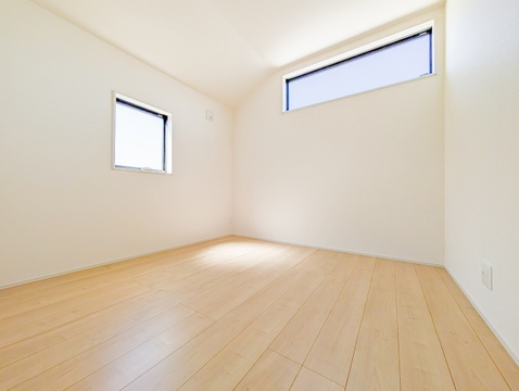 勾配天井による立体的な広がりと、二面の窓から差し込む光が心地よい開放的な洋室です。