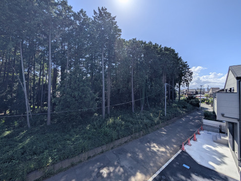 自然に囲まれた穏やかな住環境。都会の喧騒を忘れて心安らぐ落ち着いた暮らしを叶えてくれます。