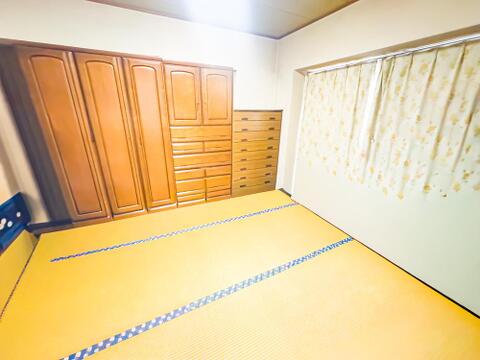 リビング隣りの約6.4帖の和室は、洋室に変更予定です。※リノベーション前のお写真です。CGにより家具などを削除してあります。2026/7/31撮影