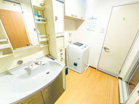 洗面化粧台が新規交換され、清潔にご利用いただけます。※リノベーション前のお写真です。2026/7/31撮影