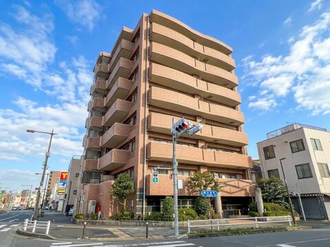 その邸が魅せる、気品・上質・重厚感・極細やかさ、そのすべては訪れた者に安らぎと品性を与える特別な空間です。ここに住むからこそ意味がある。すべての(始まり)をここから迎えます。