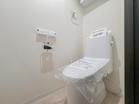 いつまでも清潔な空間であって頂けますように、目に留まるだけではなく、汚れをふき取り易いフロアと壁紙をチョイス致しました。洗浄便座になっておりますので、とても清潔にご使用いただけます。
