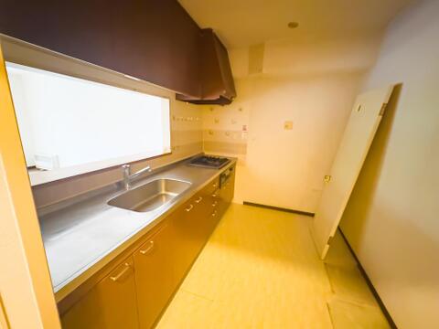 システムキッチンが新規交換され、清潔にご利用いただけます。食洗機も設置予定です。※リノベーション前のお写真です。2026.7.31撮影