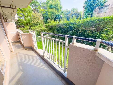 日当たり・風通しともに良好な、2部屋から出入りのできるワイドなバルコニースペースです。2026.7.31撮影