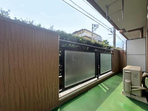 植栽の緑を身近に感じられる、落ち着いた雰囲気のバルコニー。物干し金具を備え、日々の洗濯にも活躍します。周囲からの視線に配慮されたつくりで、室内に自然の潤いを届けてくれる屋外空間です。