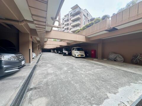 建物内に設けられた駐車場は、車の乗り降りや荷物の積み下ろしにも便利。屋根があるため、雨天時や強い日差しの中でも利用しやすいのが魅力です。月額使用料は1万7000円~1万8000円です。※空き要確認