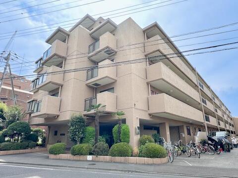 落ち着いた色調と植栽の緑が調和する、重厚感のあるマンション外観。マンション管理適正評価制度で95点を獲得しており、管理体制にも安心感があります。京王線「調布」駅徒歩14分の住まいです。