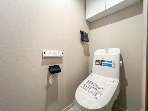 「新規交換済みの快適トイレ」温水洗浄便座を新品設置。上部には備品をしまえる便利な吊戸棚付き。