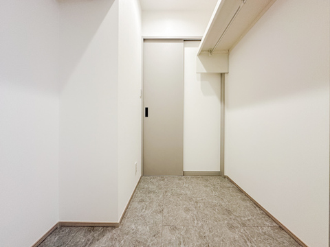 大きなミラーとたっぷりの収納を備えた洗面化粧台。洗面用品やタオル類を整理しやすく、生活感を抑えた美しい空間を保てます。明るい照明で毎朝の身支度も快適です。