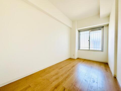 どんな家具も合わせやすい、シンプルな内装の洋室。寝室や子供部屋、ワークスペースなど多目的に使えます。