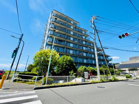 青空に映える鉄骨鉄筋コンクリート造(SRC造)9階建マンション。敷地内には小さな公園があり、お子様が安全に遊べる嬉しい環境です。