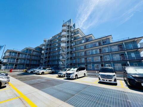 総戸数90戸のビッグコミュニティ。ゆとりある敷地内には、二階建てのカースペースが備わっています。