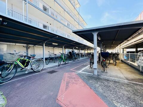 敷地内には屋根付きの駐輪場を完備しています。雨の日でも大切な自転車が濡れにくく安心です。