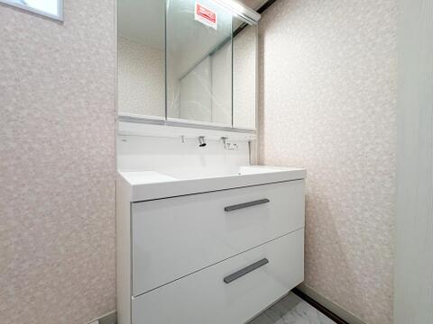 身支度がしやすい三面鏡タイプの洗面化粧台。奥までしっかりしまえる引き出し収納でスッキリ。