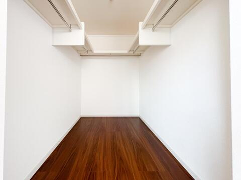 両側にハンガーパイプを備えた大容量WIC。衣装持ちのご家族でも部屋を散らかさずスッキリしまえます。