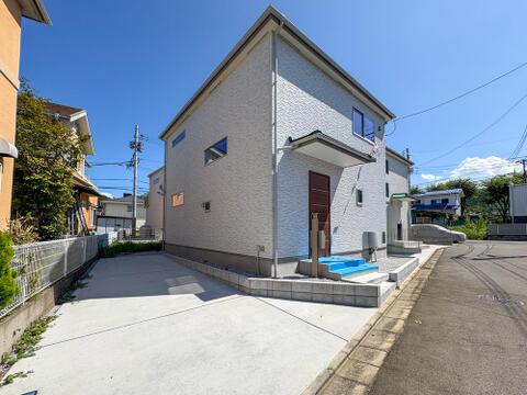 スタイリッシュな片流れ屋根と、白を基調としたモダンな外観。並列駐車2台可能なカースペースを完備。