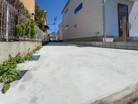 広々としたコンクリート敷きのカースペース。前面道路との段差も少なく、スムーズな入出庫が可能です。
