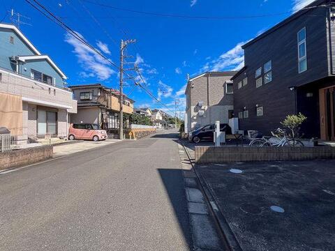 「前面道路・住環境」 第一種低層住居専用地域の閑静な住宅街。前面道路も綺麗に整っておりお車の運転もスムーズです。