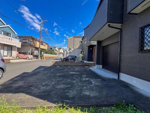 「屋外駐車スペース」 ガレージと合わせて計3台駐車可能。広々としたカースペースでご家族や来客時も安心です。