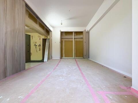 ※リノベーション完了前になります。ゆとりある広さの居室は、家具の配置がしやすく使い勝手の良い空間です。採光も良好で、生活スタイルに合わせて自由にレイアウトできます。