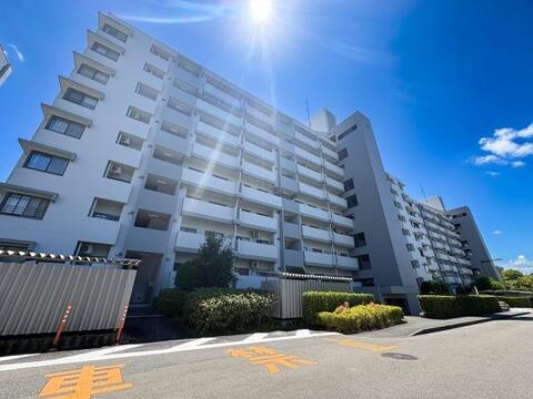 陽当りと風通しに恵まれた、開放感あふれるロケーションです。青空に映える美しい外観と豊かな緑が、住まう方の毎日に心地よい彩りと安心感をお届けいたします。