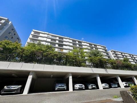 雨や直射日光からお車を守る屋根付きの駐車スペースを併設。上部には緑と澄み渡る青空が広がり、お車のお手入れや出し入れも快適に行える整った環境です。