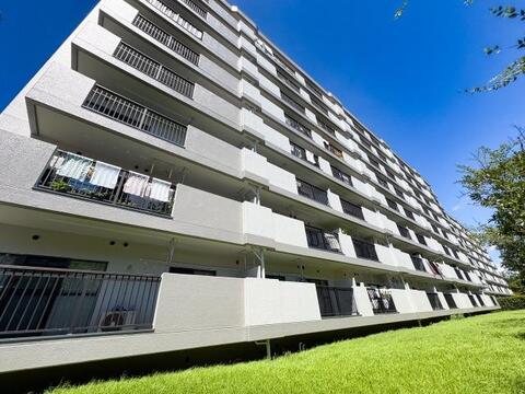 太陽の光が心地よく差し込む、開放的な住環境が整っています。敷地内の緑もきれいに維持されており、ゆったりと穏やかに過ごせる住み心地の良いマンションです。