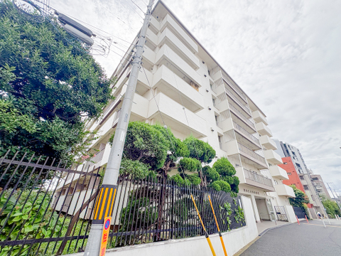 長い年月を経た重厚な風格ある佇まいのマンション。歴史を重ねてきた建物ならではの落ち着いた雰囲気が、住まいに独自の安心感と深みある趣をもたらします。