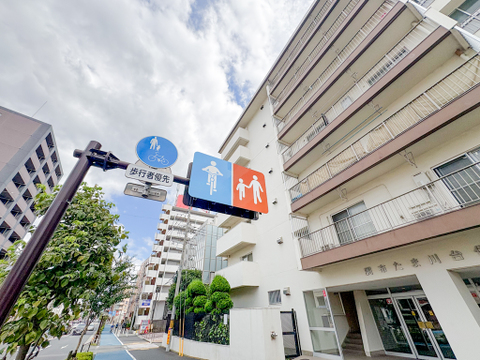 エントランス側の道路は道幅が広く、自転車と歩行者の分離がきちんとされています。小さなお子様との暮らしでも安心感を感じます。