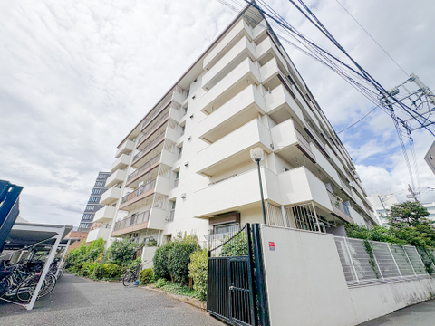 柔らかなトーンの外壁色が周辺環境に馴染む優しい色合いの外観デザイン。温かみのある落ち着いた佇まいが街並みに自然と溶け込み、帰るたびに心が和む住まいです。