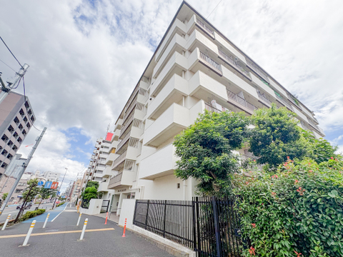 落ち着いた住宅環境に位置するマンション。周辺の街並みに馴染む外観が印象的で、穏やかで良質な住環境が日常生活にゆとりある深い安らぎをいつももたらします。