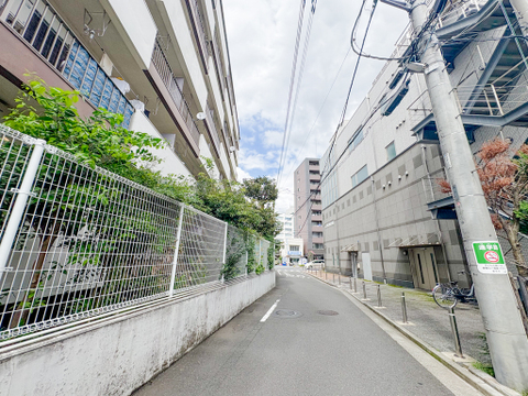 マンションの東側道路は朝の時間の通学路にもなっています。スピードをあげて走る車がなく安心な住環境です。