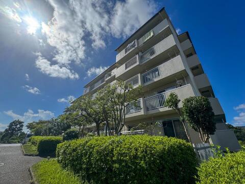 陽光降り注ぐ青空と豊かな緑に包まれた、明るいマンション外観。お子様とのびのびと過ごせる、穏やかな住環境が魅力です。