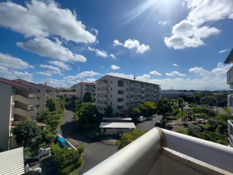青空と白い雲が広がる開放的な眺望が魅力です。緑豊かな住環境には公園も近く、お子様とのびのびと過ごせる家族の毎日が待っています。