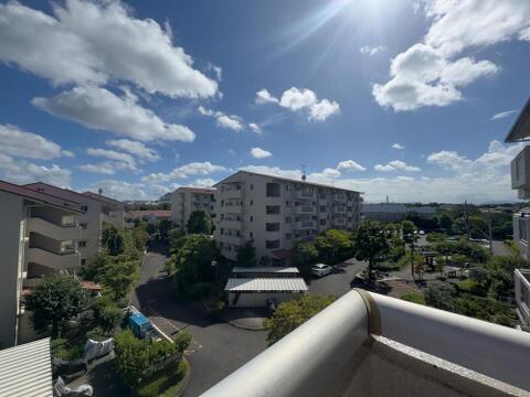 青い空と白い雲が広がる開放的な眺望が魅力です。緑豊かな敷地には公園もあり、お子様とのびのび過ごせるファミリーに嬉しい環境が広がります。