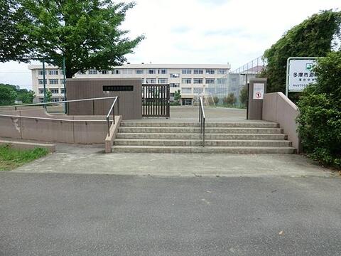 多摩市立落合中学校まで約662m