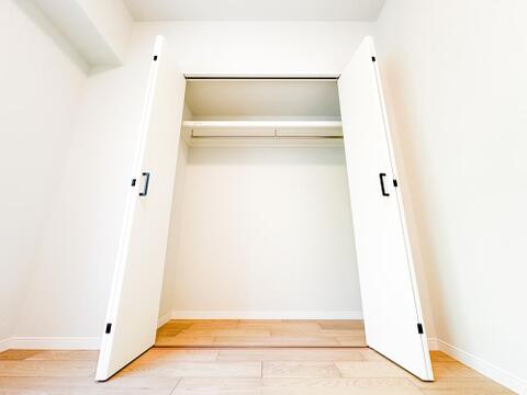 衣服や小物をたっぷりしまえる大型クローゼット。しっかり収納できるため居住スペースに無駄な家具を置く必要がなく、5.4畳の洋室を広々と活用できます。キレイで整った住環境を保ちたい方へおすすめ。