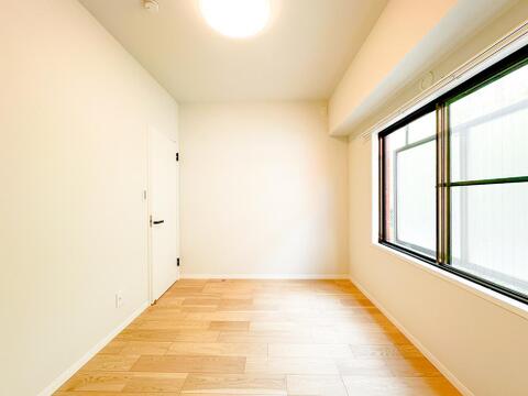 「5.4畳の洋室」大きな窓から明るい光が差し込む心地よい空間。たっぷりしまえる大型収納付きで、お部屋をすっきり保てます。主寝室や在宅ワーク用の書斎にもぴったり。