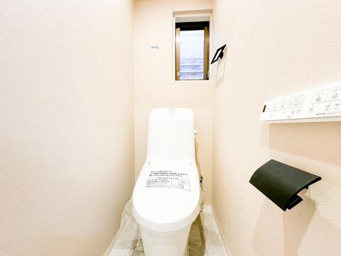 ブラックパーツをアクセントに使ったおしゃれなレストルーム。新規交換済みの衛生的なトイレで気持ちよく新生活を始められます。換気もできる小窓付きで、細部までデザインと機能性にこだわった心地よい空間です。