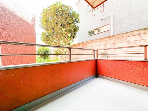 陽光あふれる南向きのバルコニー。バルコニー越しには敷地内の鮮やかな緑が望め、お部屋にいながら四季の潤いを感じられます。休日に爽やかな風を感じながらゆったり過ごせる、癒やしのスペースです。
