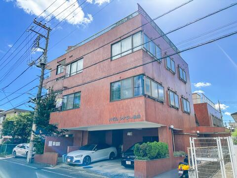 青空に映える温かみのあるタイル貼りの外観。落ち着いた住宅街に馴染む重厚感ある佇まいです。敷地内も綺麗に管理されており安心感も良好。洗練されたリフォーム住戸で快適な新生活を始めてみませんか。