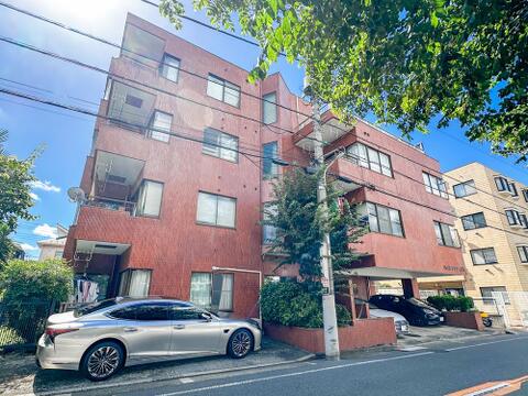 レンガ調の外壁が目を惹くスタイリッシュな低層スタイル。周辺は穏やかな住環境で、共働きご夫婦の休日も静かにリラックスできます。落ち着いたヴィンテージ感漂う外観が魅力的なリフォーム済み物件です。